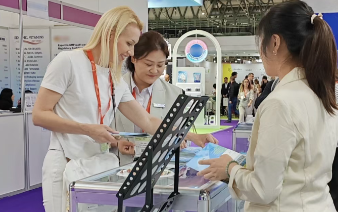 展會(huì)現(xiàn)場(chǎng)為客戶介紹公司產(chǎn)品